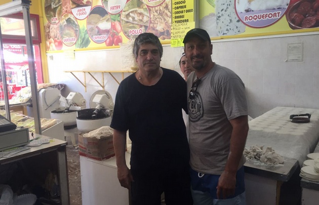 Juan Pablo Viola amasó empanadas en Miramar.