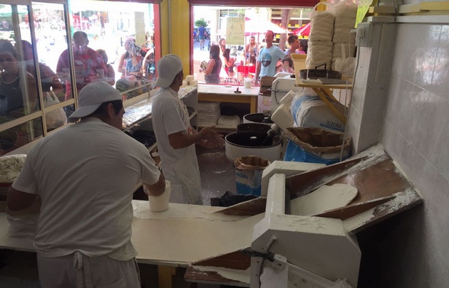 ''Las Pepas'' ofrece empanadas gigantes a los turistas.