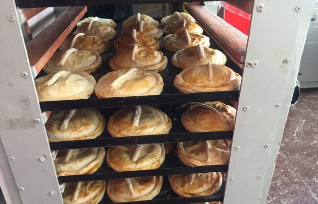 ''Las Pepas'' ofrece empanadas gigantes a los turistas.