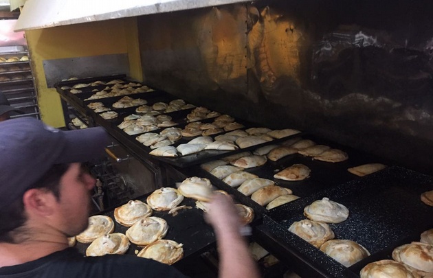 ''Las Pepas'' ofrece empanadas gigantes a los turistas.