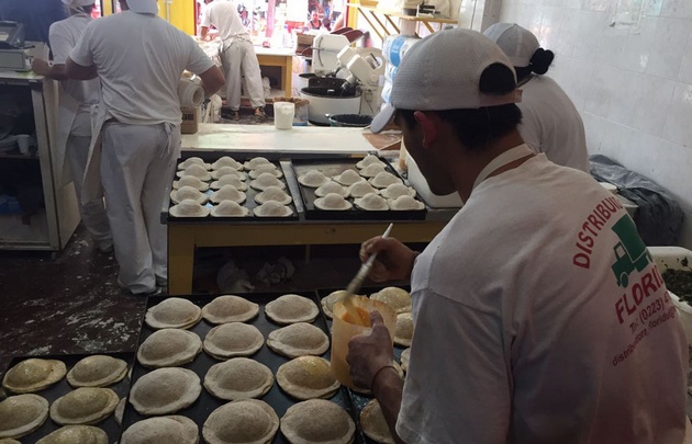 ''Las Pepas'' ofrece empanadas gigantes a los turistas.