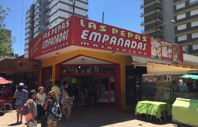 ''Las Pepas'' ofrece empanadas gigantes a los turistas.