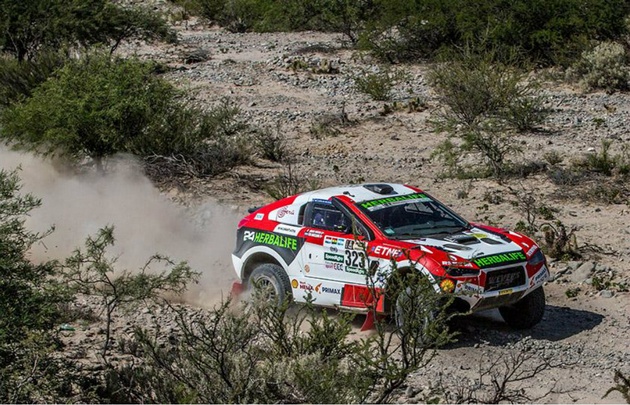 El binomio Fuchs-Mussano marcha 14º en la general del Dakar.