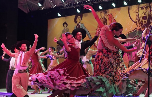 Diferentes delegaciones presentaron sus bailes y su música. 