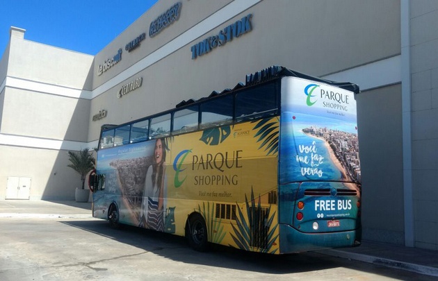 Los horarios en que pasan los buses se pueden ver en las recepciones de los hoteles.