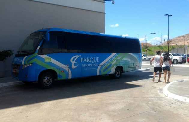 Los horarios en que pasan los buses se pueden ver en las recepciones de los hoteles.