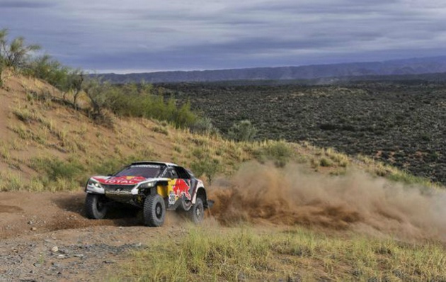 Loeb ganó el tramo, pero está a 5 minutos 32 segundos de Peterhansel en la general.