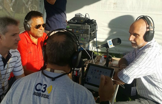 Raies, al centro, en la unidad satelital móvil de Cadena 3 que recorre el Dakar.