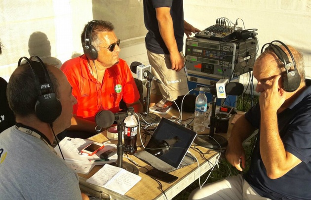 Raies, al centro, en la unidad satelital móvil de Cadena 3 que recorre el Dakar.