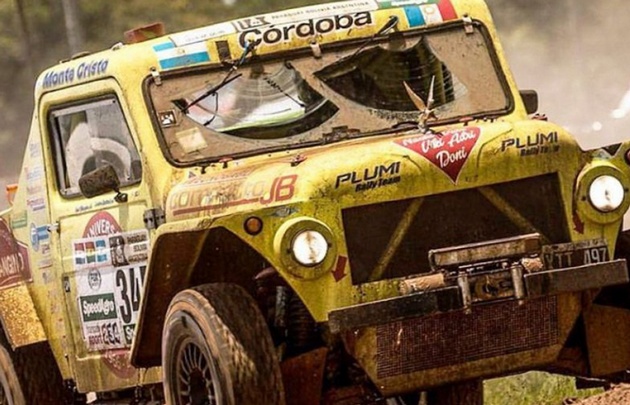 "Pipo" Blangino, feliz de haber finalizado el Dakar en su Rastrojero.