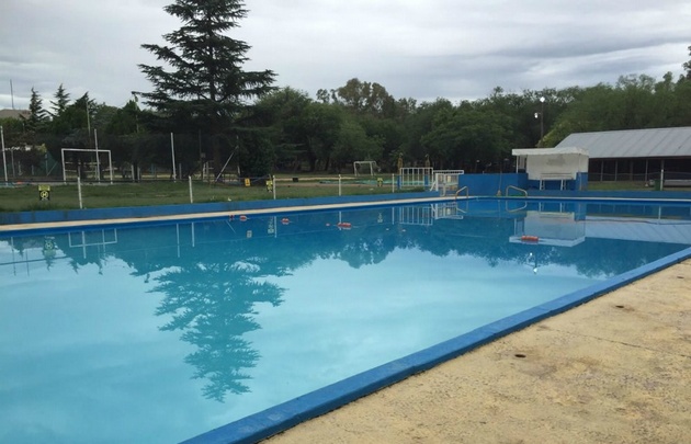 El complejo cuenta con piletas, canchas de fútbol, básquet y vóley de playa.