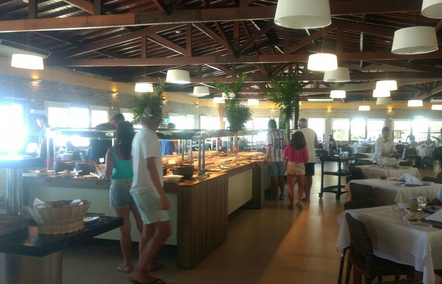 El hotel Grand Oca Maragogi posee tres restoranes.