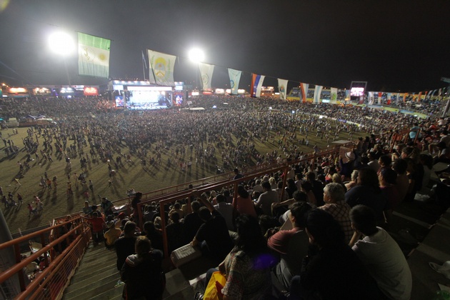 El público se iba acercando al escenario.