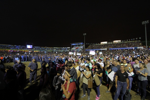 Las gente se iba ubicando para esperar a La Sole.