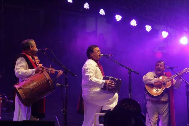 "Las Voces de Orán" en plena actuación.