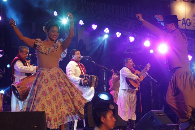 Bailarines junto a "Las voces de Orán".