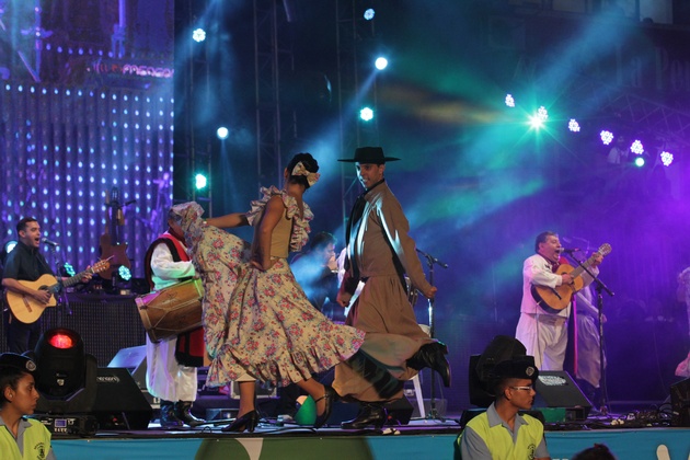 Tanto en el escenario como en el público no faltó el baile.