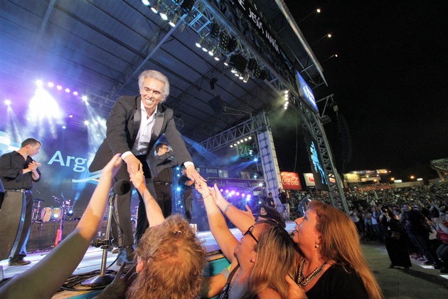 Jairo se acercó a sus seguidores con una gran sonrisa.