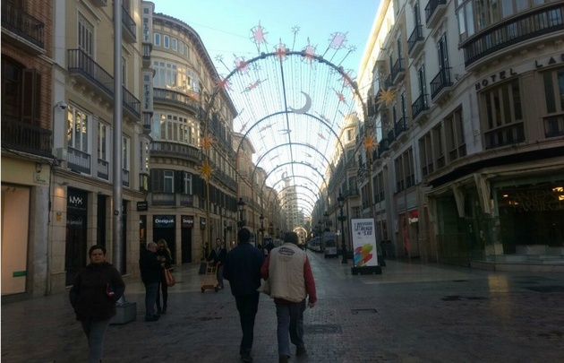 La calle del Marqués de Larios luce aún los adornos navideños.