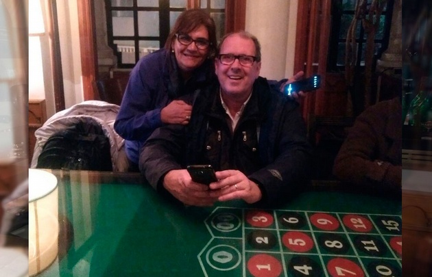 Una pareja de entrerrianos felices en el lugar más popular de Casablanca