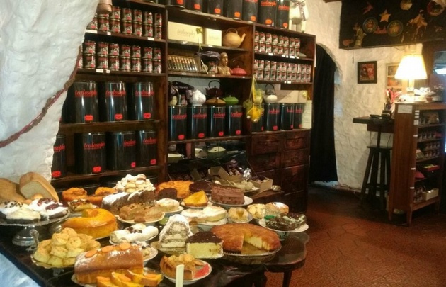 La Casa del Bosque, gran variedad de tés y tortas para degustar.