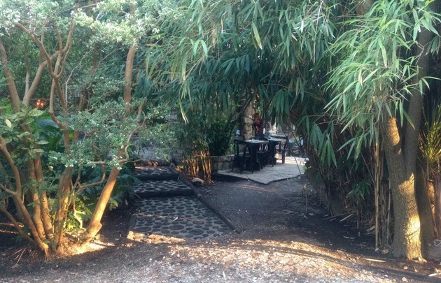 La casa tiene más de 50 años y está metida entre los árboles.