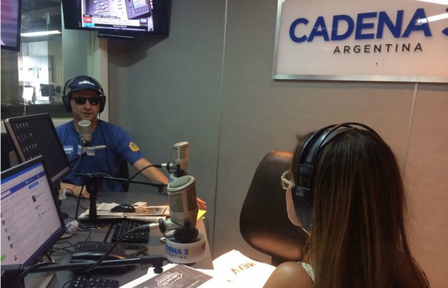 El Oficial Gordillo visitó a <i>Gaby Tessio en Verano</b>.