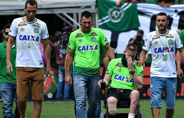 Los sobrevivientes de la tragedia de Chapecoense levantaron la Sudamericana.