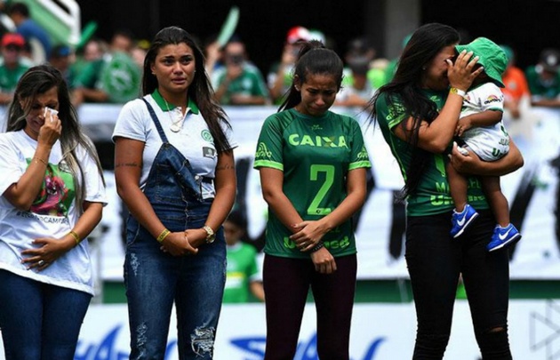 Los familiares de los jugadores fallecidos recibieron las medallas de campeones. 