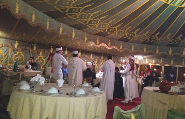 La comida se sirve en carpas dispuestas en torno de una especie de plaza central.