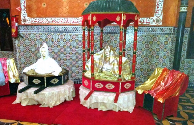 En el ingreso al Chez Ali , muestra de ropa y otros objetos que se usan en las bodas.