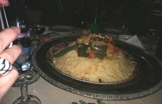 Infaltable cus cus, un plato que incluye sémola, legumbres y carne.