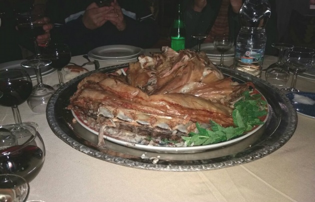 Las ramitas sobre las que descansa el cordero son de menta.