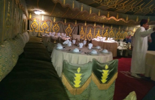 La comida se sirve en carpas dispuestas en torno de una especie de plaza central.