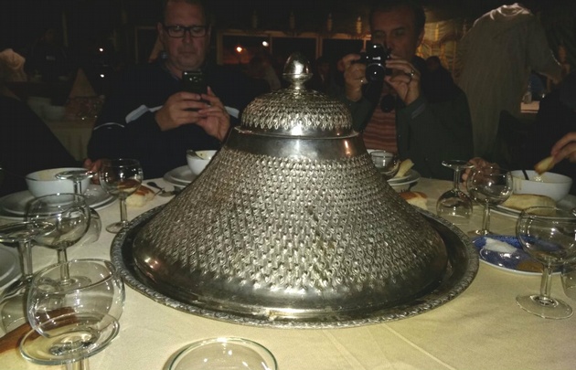 Así sirven el plato principal, cordero asado.