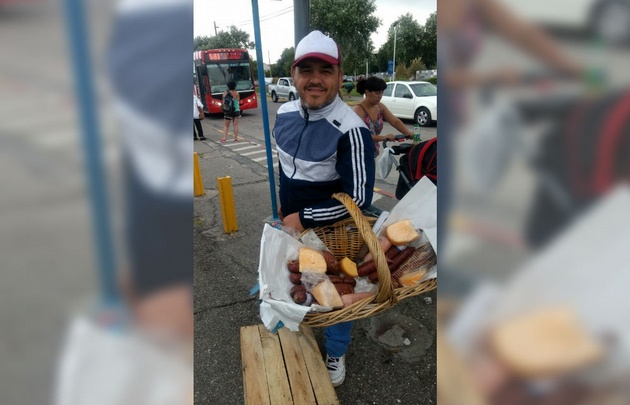 Gabriel, un cordobés que ofrece comida artesanal en Mar del Plata.
