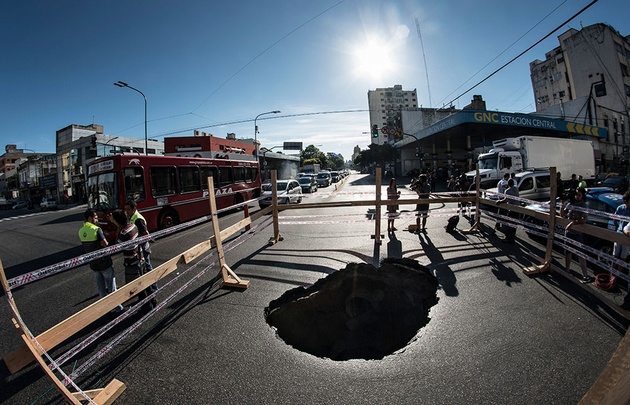 Un cráter gigante en Juan de Garay y Entre Ríos.