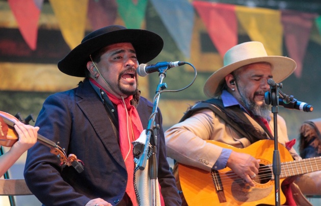 La Callejera abrió la noche con su estilo alegre 