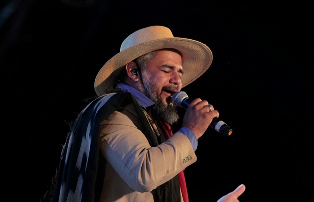 La Callejera abrió la noche con su estilo alegre 