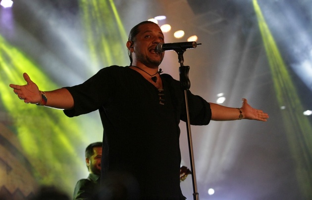 La gente reaccionó con entusiasmo a los temas de Los Rojas