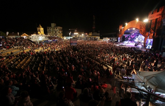 Los artistas cautivaron al público en la noche de los festejos 