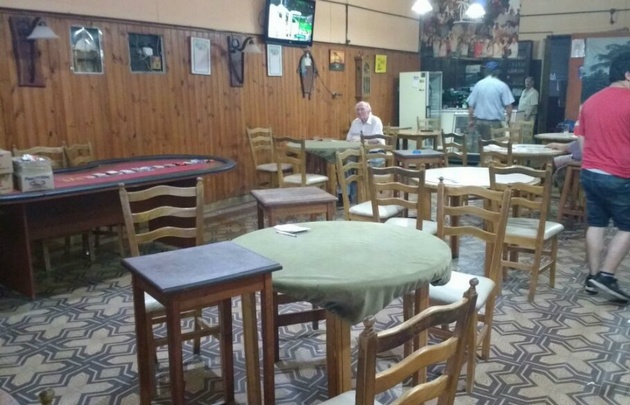 La policía secuestró elementos de juego en el local. 