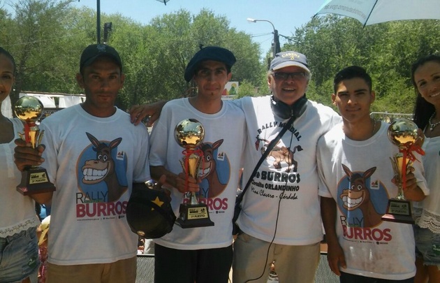 Los ganadores del Rally, con sus trofeos.