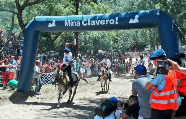 Una multitud participó del Rally de Burros en Mina Clavero.