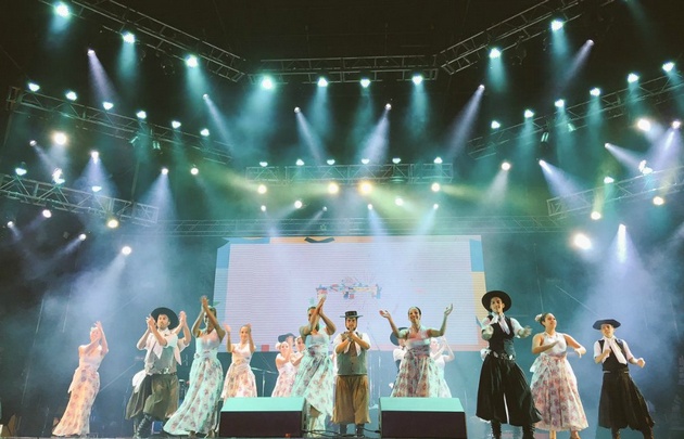 El Ballet Municipal abrió la velada en el predio de las Colectividades.