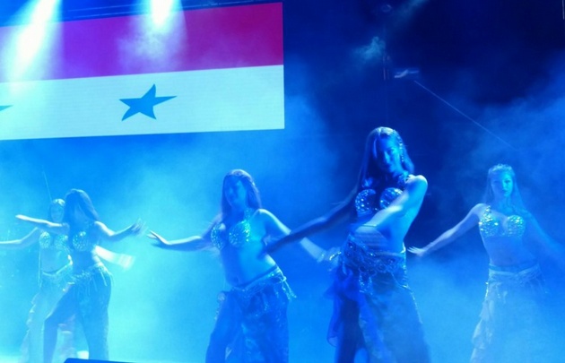 La Colectividad Sirio Libanesa, deleitando al público con sus bailes típicos. 