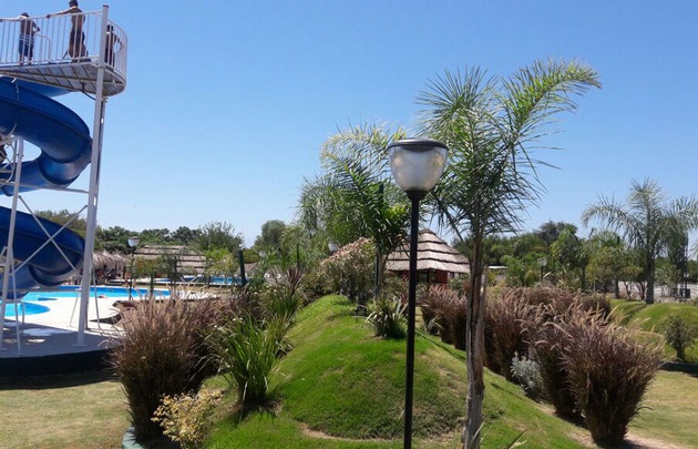 El complejo tiene imponentes piletas con toboganes.