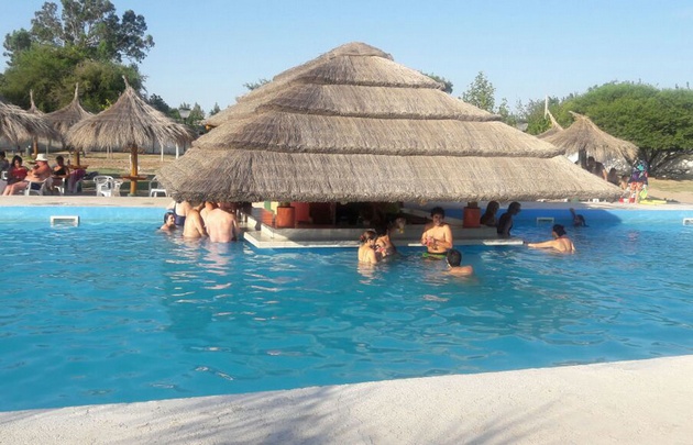 El bar acuático, una de las principales atracciones.