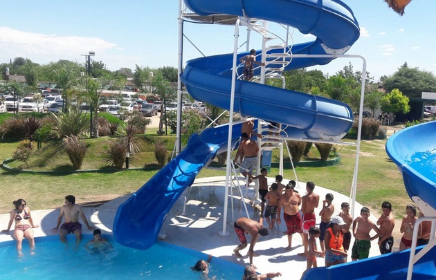 El complejo tiene imponentes piletas con toboganes.