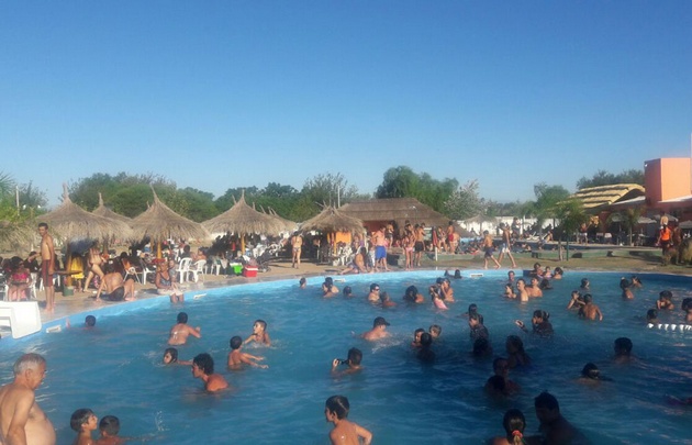 Las grandes piletas del Complejo Vicentino Don Zamora.